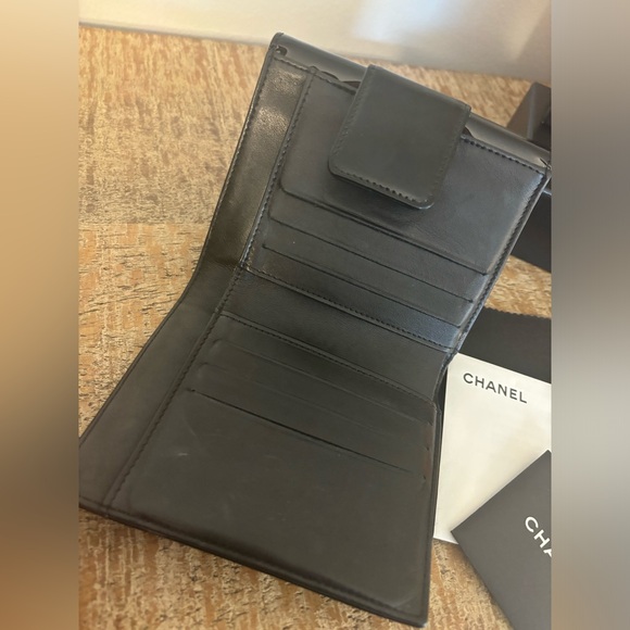 CHANEL FULL INCLUSION Camellia Patent Leather Bifold Pearl Crossbody Wallet - Picture 14 of 17